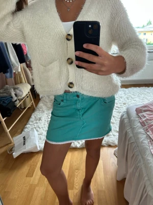 Turkos jenskjol - så sjukt snygg kjol som jag själv sytt med spets!! den är lowwaist och stretchig i midjan💗 midjemått rakt över: 37 cm