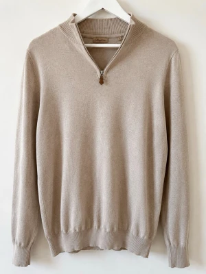 Stickad half zip från stenström 100% merinoull - Säljer en stilren half-zip tröja från Stenströms i 100% merinoull.  Fick den i födelsedagspresent och är knappt använd – endast använd ett fåtal gånger. Tröjan är i nyskick utan slitage.  Väldigt mjuk och skön kvalitet, perfekt både till vardag och lite mer uppklätt.  * Storlek: S * Färg: Beige * köpt på johnells se bild