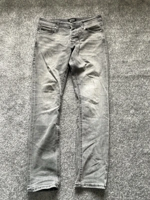 Gråa Jack and Jones jeans - Gråa Jack and Jones jeans i storlek 29/32 utan synliga defekter. Skick: 8/10. Jeansen är i modell Slim/Glenn. Skriv för fler bilder eller funderingar!