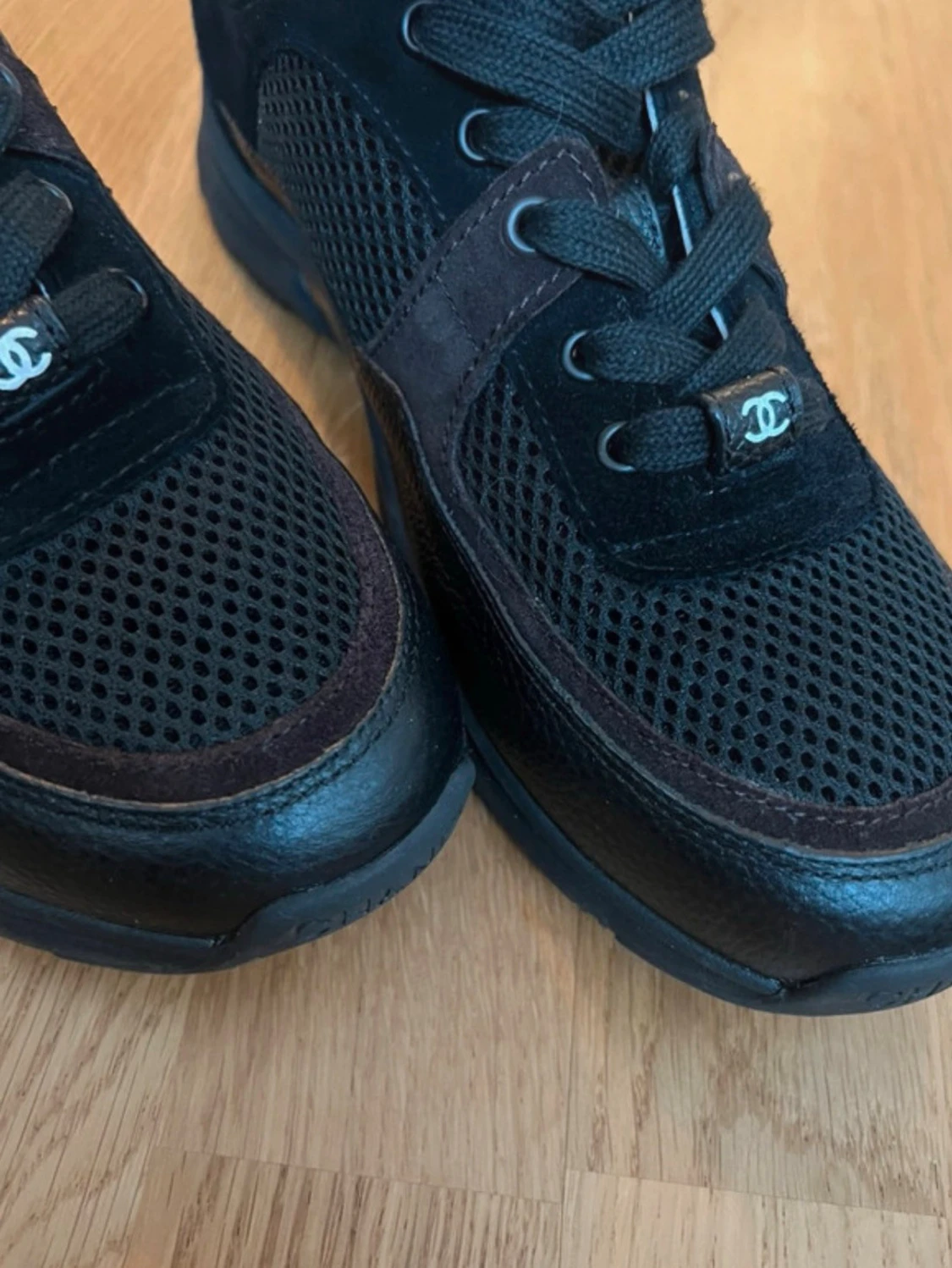 Svarta  sneakers med vit logga - 2
