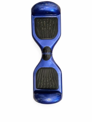Blå hoverboard med svarta detaljer - Säljer en blå hoverboard med svarta fotplattor och LED-indikator. Den har en modern design med rundade kanter och är tillverkad i plast och gummi. Perfekt för att ta sig fram smidigt och snabbt.