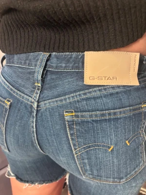 Blå jeansshorts från G-Star - Säljer ett par klassiska blå jeansshorts från G-Star som är helt oanvända jag säljer dom eftersom dom är för små på mig i midjan som ni ser på 2 bilden annars är dom jättefina och helt nya