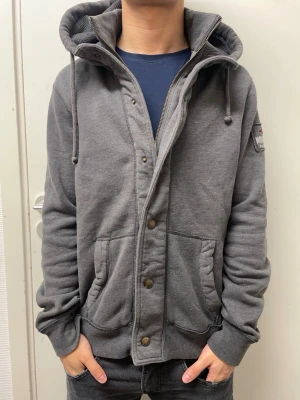Hollister cardigan - Riktigt fet cardigan från Hollister. Väldigt bra skick. Modellen är 173, 64kg. Pris kan diskuteras!