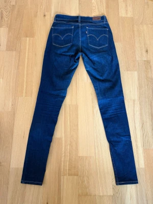 Levis jeans - Ett par Levis jeans med sjukt fin tvätt och till ett riktigt fyndpris! Byxorna är i storlek 29/32 Och har innebens längd på 77cm och midja sida till sida på 34cm. Byxorna är i fint skick utan några konstigheter. Skulle det vara några frågor så skriv annars fritt fram att köpa! (Postar inom 24h)