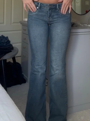 HM LowWaist jeans - Jeans ifrån HM, aldrig använda, lappen kvar. Går ej att köpa längre. Storlek 36 men sitter annars som HM strl 34 , passar mig i längd som är 170. 