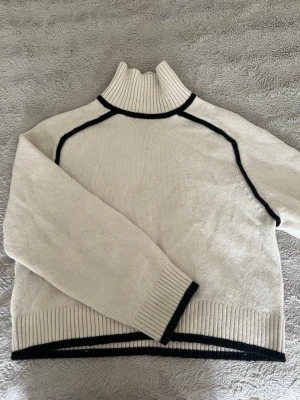 Vit/beige stickad tröja med svarta detaljer - Tröjan är i bra skick och inga tecken på slitning 💗