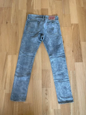 Levis Jeans  - Ett par Levis jeans med sjukt fin tvätt och till ett riktigt fyndpris! Byxorna är i storlek 29/32 Och har innebens längd på 74cm och midja sida till sida på 38cm. Byxorna är i fint skick utan några konstigheter. Skulle det vara några frågor så skriv annars fritt fram att köpa! (Postar inom 24h)