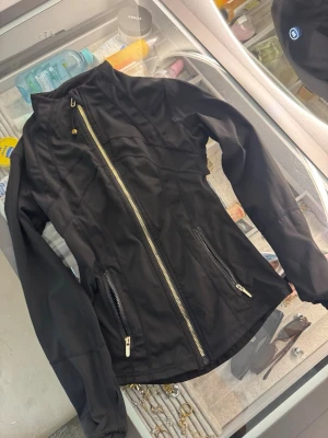 Lululemon jacka - Strl 2 som motsvarar Xs/s. Använd max 5 gånger. 