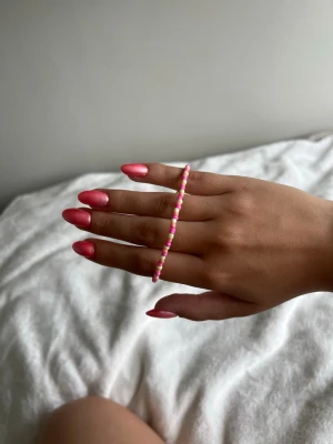 Pärlarmband i rosa, orange och gul - Sött armband med små pärlor i rosa, orange och gul, perfekt för dig som gillar färgglada accessoarer. Armbandet har en tunn guldfärgad kedja och justerbart lås så det passar de flesta handleder. Enkel och trendig design som lyfter din stil.💕