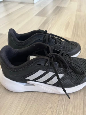 Adidas skor  - Adidas träningsskor i dam modell. Tror ej de har blivit använda, ser helt oanvända ut. Perfekta till både inne- och ute träning.  Postar mellan 1-3 dagar efter köp.   Hör gärna av dig om du har frågor eller vill ha fler bilder!