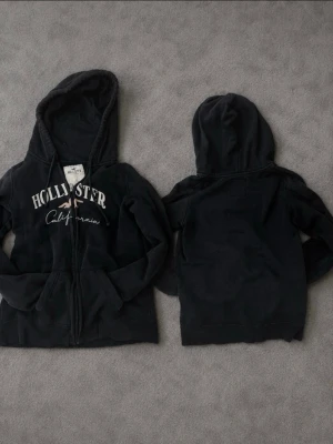 Hollister hoodie - Säljer en marinblå hoodie från Hollister. Storlek S. Bra skick. Hör av er vid frågor eller funderingar🥰