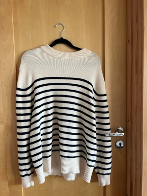 Vit och marinblå randig stickad tröja - fin randig stickad tröja från Zara i storlek S. en liten fläck på sidan av den men inget som syns mycket, därför säljs den billigare. nypris 400. andvönd enstaka gånger.