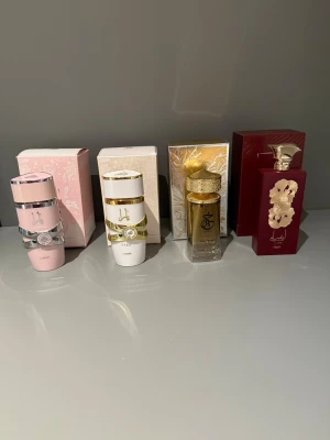 Lattafa och Paris corner  - Säljer fyra lyxiga parfymer i snygga flaskor: en rosa med silverdetaljer, en vit med gulddetaljer, en transparent med guldlock och en vinröd med gulddetaljer och blommotiv. Parfymerna kommer i matchande förpackningar och rymmer 100 ml vardera.