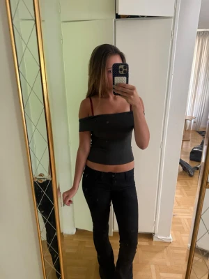 Svart offshoulder croppad topp - Mörk grå offshoulder topp som är croppad och sitter tight. Stl 146/152 men passar XS-S (oanvänd )