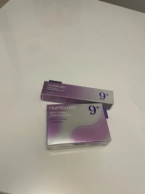 numbuzin ögonkräm & ögonpatches - Säljer ett set med numbuziN NAD+ Retinol Volumetox Eye Cream och NAD+ Collagen Under Eye Patches. Båda produkterna kommer i snygga lila och silverfärgade förpackningar och innehåller peptider, retinol och kollagen för extra vård runt ögonen.