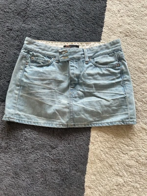 Crocker jeanskjol vintage - En jättefin vintage Crocker jeanskjol!!!🥰🥰storlek S, midjemått: 37 cm rakt över, den är 31 cm lång😍så fin verkligen🥰