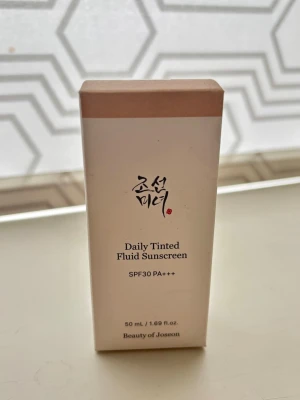 Beauty of Joseon Daily Tinted Fluid Sunscreen SPF30 LN110. - Beauty of Joseon Daily Tinted Fluid Sunscreen SPF30 i ljus nyans LN110.  Lätt färgad tint med SPF30 som skyddar huden och jämnar ut hudtonen. Mineraliskt solskydd. Helt oanvänd.