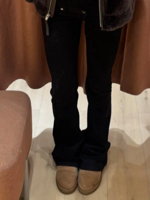 Blaze jeans lager 157 - Jättefina jeans från lager 157 i modellen Blaze svarta, inte använda alls mycket😍midjemått: 32 cm rakt över, innerbenslängden: 84 cm😍😍