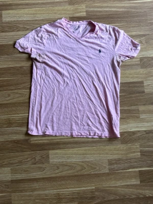 Rosa Ralph lauren t shirt - Säljer en rosa Ralph lauren t shirt i riktigt fint skick. Du får den för ensast 149 kronor men priset är diskuterbart! Skickar snabbt!