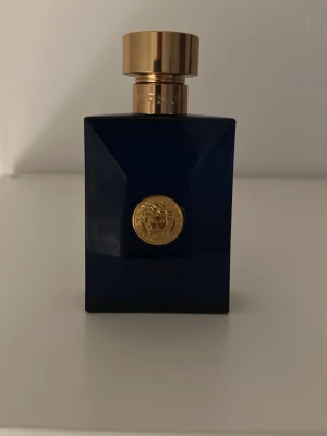 Versace Dylan Blue - Versace Dylan Blue. Bra skick och ungefär 47/48 ml kvar av 50 ml. Kontakta mig om du har frågor.