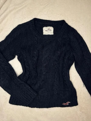 Hollister vintage mörkblå stickad tröja  - Säljer en skit snygg vintage Hollister stickad tröja! Varan är lätt nopprig. Den sitter skit snyggt på och dessa är eftertraktade! Så passa på💕