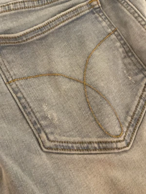 Jeans kjol från Calvin Klein - Säljer en ljus blå kjol från Calvin Klein. Har klippt den kortare själv och gjort slitage på kanterna ( se bild 5 ). Jag köpte den secondhand men ser inga större tecken på användning förutom på den vita lappen på baksidan. Har själv använt den 1 gång. Den är i storlek 27 men skulle själv säga storlek 34. Skriv till mig om du är intresserad