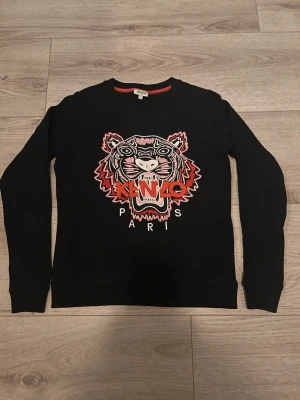 Svart Kenzo sweatshirt med tigertryck - Svart sweatshirt från Kenzo i storleken s / för barn runt 155-160cm 