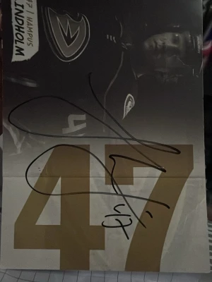 Autografkort Hampus Lindholm #47 - Unikt autografkort med Hampus Lindholm, nummer 47, från Anaheim Ducks. Kortet har en stor guldfärgad 47:a och spelarens signatur i svart. Perfekt för hockeyfans och samlare.