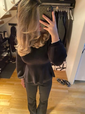 Svart stickad tröja - Snygg svart stickad tröja med söm i midjan. 