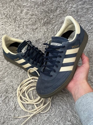 Adidas Spezial sneakers  - Säljer ett par sköna Adidas Spezial sneakers! | Mycket fint skick utan defekter! | Storlek 41 1/3. | Ställ gärna frågor innan du köper!