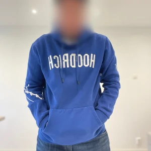 Hoodrich hoodie - Det är en marinblåblå hoodrich hoodie i storlek M. Den är 7/10 i skick eftersom att den har en klorin fläck annars är det bra. Kan gå ner i pris vid snabb afärr 
