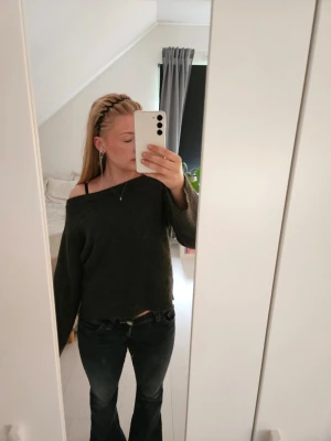 shoulder stickad tröja - Säljer en mörkgrön stickad tröja med off shoulder-modell och långa ärmar. Tröjan har en avslappnad passform och ribbstickade muddar vid ärmslut och nederkant. Perfekt för dig som gillar en chill och trendig stil. Storleken är 158/164 men passar som en xs/s