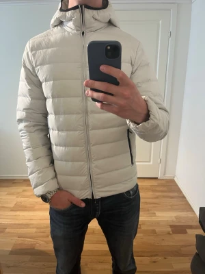 Vit J.Lindeberg dunjacka  - Säljer denna sjukt snygga jackan från J.Lindeberg⭐️ Färgen är vit och storleken är M✅ Den har inga defekter och skicket är utomordentligt🙌🤝 Sjukt najs passform och passar perfekt till hösten☀️🙌 Tveka inte på att höra av er dig vid minsta fråga eller fundering😊