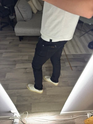 Nudie Jeans, Tube Tom - Nudie jeans anväbda endast ett fåtal gånger och börjar redan forma fades. Storlek 30/32 Kvalité 10/10  Pris kan diskuteras.