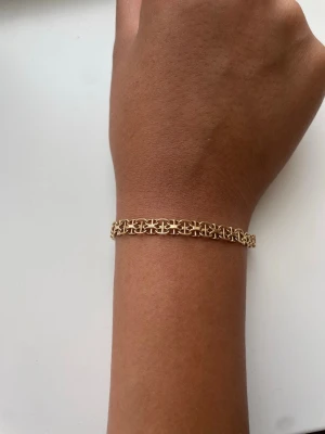Guldarmband i 18K med boxlås - Ett vintage guldarmband med boxlås och säkringbyglar det består av 18k guld och väger 6,86g det är 18-19cm och nypris på armbandet är 22 698