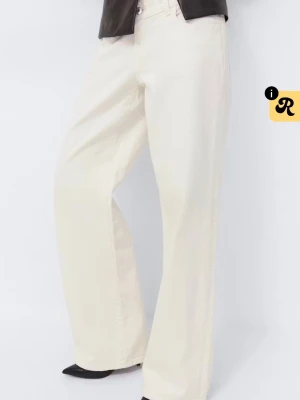 Vita low wide jeans  - Så snygga från Gina!!! Mina favvo jeans men har köpt ett par nya i en annan storlek därav jag ska sälja dessa!! Jeansen är lågmidjade och perfekt wide 