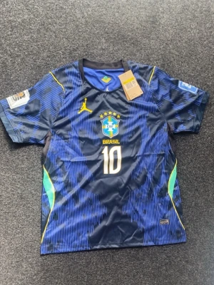Brasilien bortaställ 2026 - Tröjan är helt ny och har aldrig använts. Kan möjligen frakta samma dag vid snabb köp! 📦