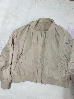 Beige bomberjacka i storlek XL - Beige bomberjacka 
