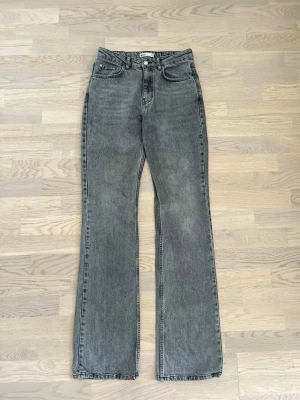 Gina Tricot - Straight fit jeans, Midwaist TALL - storlek 36, grå (långa) - Bra skick. Använda, men inga synliga tecken på det Gina Tricot Perfect Jeans - midwaist, straight fit Modellen är lång, fullängd 114 cm. Passar 175-180 cm. Grå, storlek 36. Gylf med dragkedja+knapp. Inga defekter