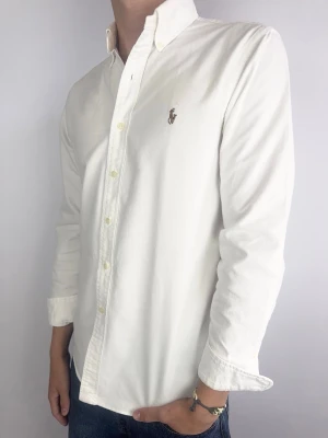 Ralph Lauren skjorta vit - Ralph Lauren Skjorta Märke: Polo Ralph Lauren Storlek: S Passform: Classic fit Färg: Vit Skick: Mycket bra Beskrivning: utan defekter. Modellen på bilden: 183 cm / 72 kg