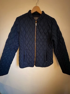 Lee Cooper Quiltad Jacka Mörkblå – XL - Lee Cooper Quiltad Jacka Mörkblå – XL.  Lätt och bekväm modell med dragkedja och två sidofickor.   Perfekt som vår-, höst- eller övergångsjacka.  Hälsningar, Alexander