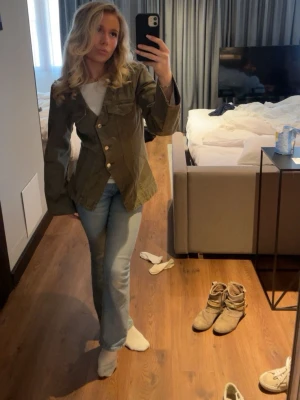 Militärgrön jeansjacka med fickor - Säljer en sjukt snygg militärgrön jeansjacka. Från Gina tricot. 