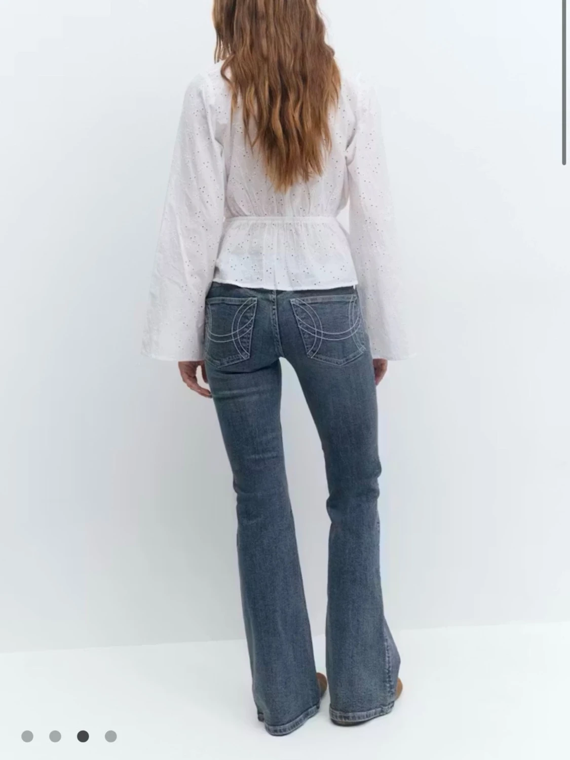 Blå bootcut jeans med broderade fickor - 1
