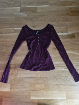 Vinröd henley-topp - Jättefin vinröd henley topp från pieces Den är i bra skick och jag säljer bara för att den inte används Storlek S, men är i stretchigt tyg så skulle nog funka som M också Pris kan diskuteras 