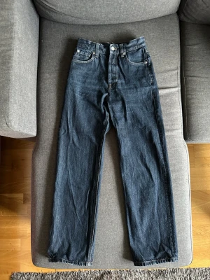 Massimo Dutti High-Waist Straight-Leg Jeans Dark Blue - Snygga högmidjade raka jeans från Massimo Dutti i storlek 34 (XS). Gylf med knappar. Tillverkade av 100% bomull✅.  Mått📏 • Midja: 31,5 cm • Ytterbensmått: 100 cm • Innerbensmått: 73,5 cm • Lårvidd: 23 cm • Fotvidd: 20 cm 
