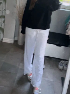 Vita linnebyxor  - Säljer ett par vita linnebyxor. Byxorna har raka ben och är perfekta för en chill och bekväm stil. Passar dig som gillar en enkel och clean look.