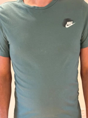 Grön Nike t-shirt stl S - Snygg grön t-shirt från Nike med tryck