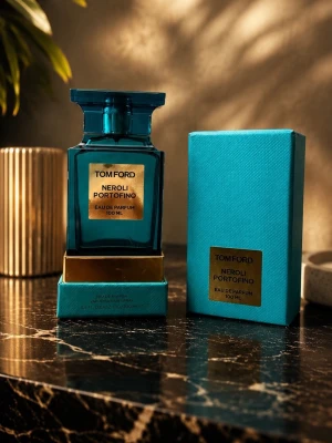 Tom Ford Neroli Portofino EdP 100 ml - Tom Ford Neroli Portofino Eau de Parfum i en lyxig turkosblå glasflaska med gulddetaljer. Flaskan har en elegant, fyrkantig form och kommer med matchande turkosblå kartong. Innehåller 100 ml doft.