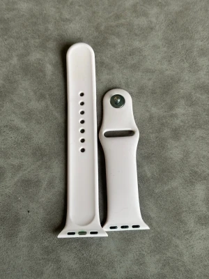 Ljusrosa silikonarmband till Apple Watch 41mm - Snyggt ljusrosa armband i mjukt silikon som passar till smartklockor. Bandet har flera justeringshål för perfekt passform och en klassisk design som funkar till de flesta outfits. Enkel att byta och bekväm att bära hela dagen.