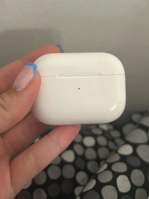 airpods pro gen 2 - Säljer ett par vita trådlösa in-ear hörlurar med tillhörande laddningsetui. Hörlurarna har en stilren och kompakt design med silikonproppar och magnetiskt lock. Perfekta för musik, poddar och samtal på språng. 
